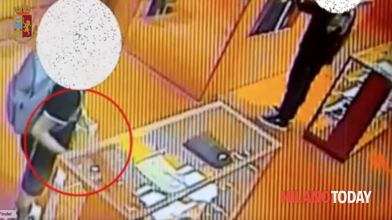 Ecco come rubano la merce nei negozi di lusso a Milano: video