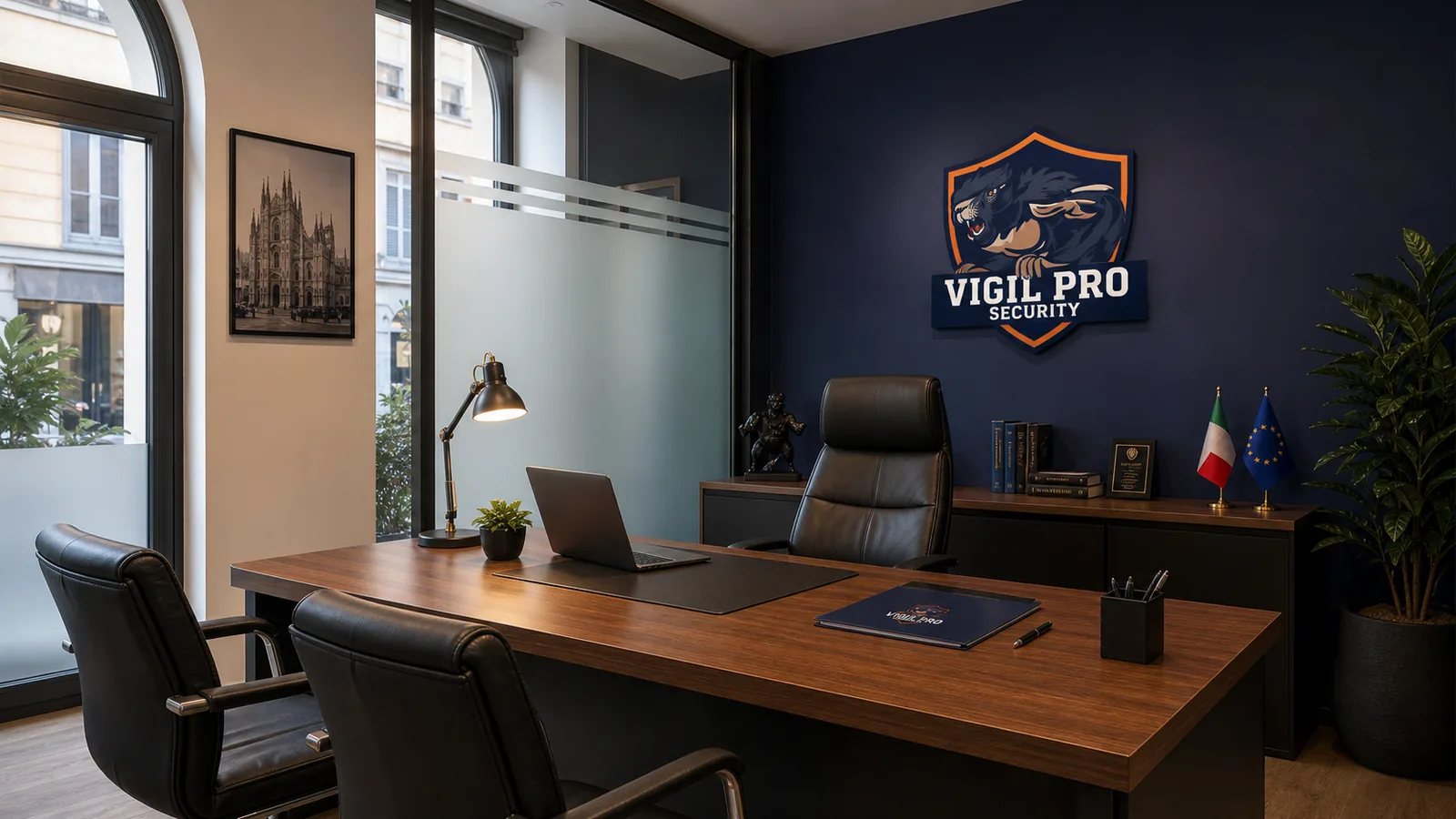 Ufficio executive Vigil Pro Security Milano con scrivania in legno, bandiera italiana, logo Vigil Pro sulla parete, quadro del Duomo di Milano sullo sfondo
